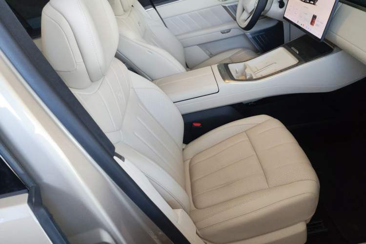 Used ONVO Luxeed L90 2025 Model—Max Six-Seater Version Right Front Seat