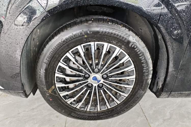 Used Denza D9 2025 DM-i Intelligent Drive 1020 Four-Wheel Drive Prestige Model Left Front Wheel Hub