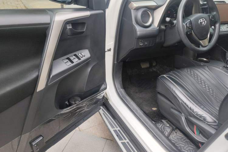 Used Toyota RAV4 2015 2.0L CVT Two-Wheel Drive Fashion Edition
