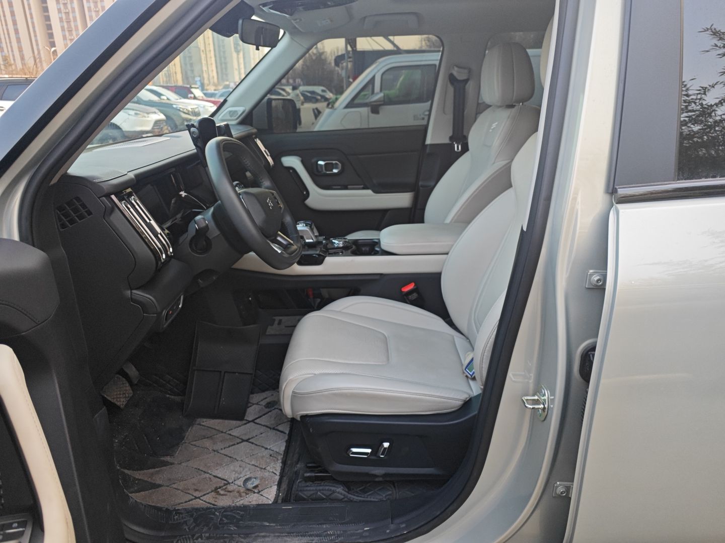 المقاعد الأمامية داخل السيارة