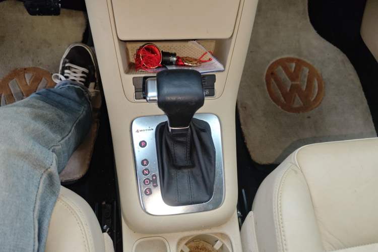 Used Volkswagen Tiguan 2010 1.8TSI Automatic All-Wheel-Drive Elite Edition Gear Lever