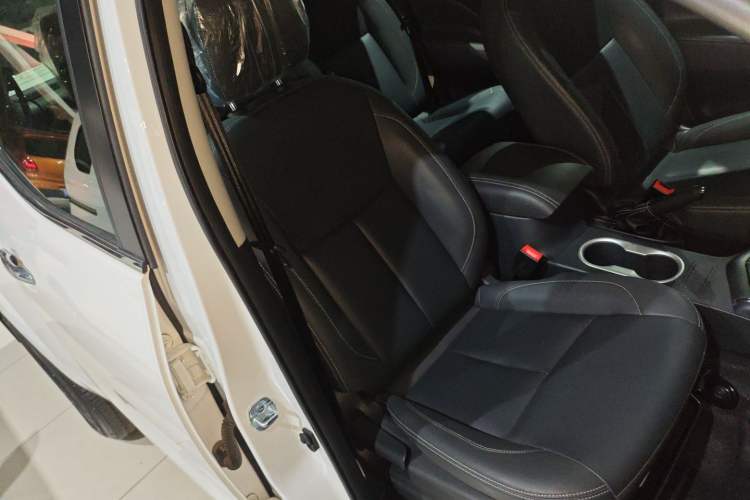 Used Dongfeng Ruichi 6 2023 Revised Version 2.3T Manual Two-Wheel Drive Diesel Standard Trim with Long Cargo Bed
