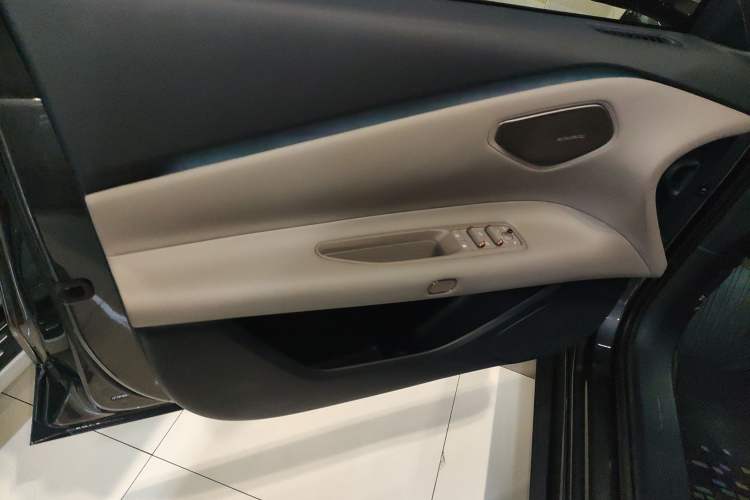 Used Lynk & Co Z10 2025 95 kWh 766 km Range Rear-Wheel Drive Max