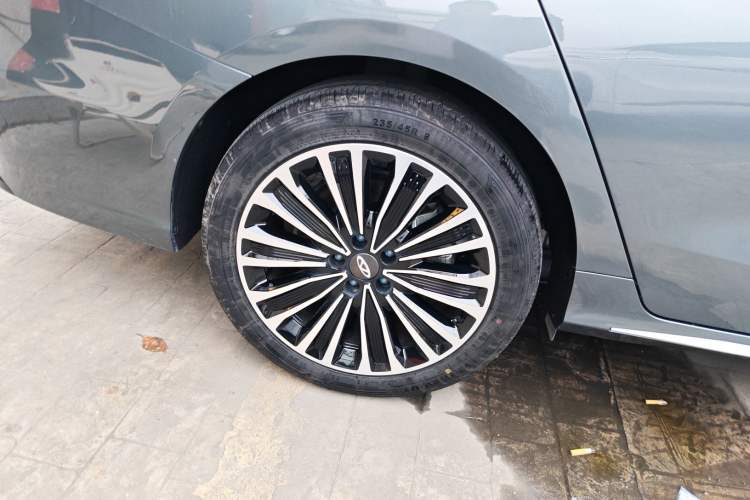 Used Chery Fengyun A8L 2025 1.5 TGDI 145 km Luxury Version Right Rear Wheel Hub