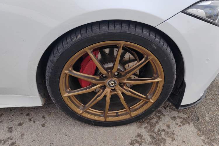 Used Mercedes-Benz CLS 2018 CLS 350 4MATIC Right Front Wheel Hub