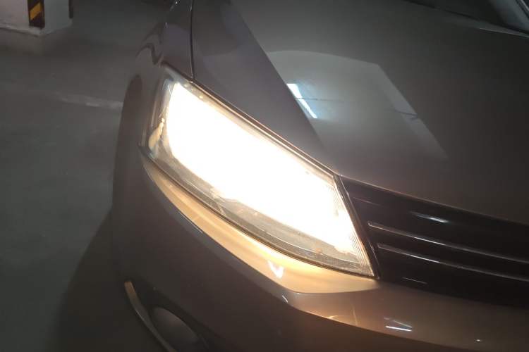 Used Volkswagen Sagitar 2014 Revised Version 1.6L Automatic Comfort Edition Right Front Headlight