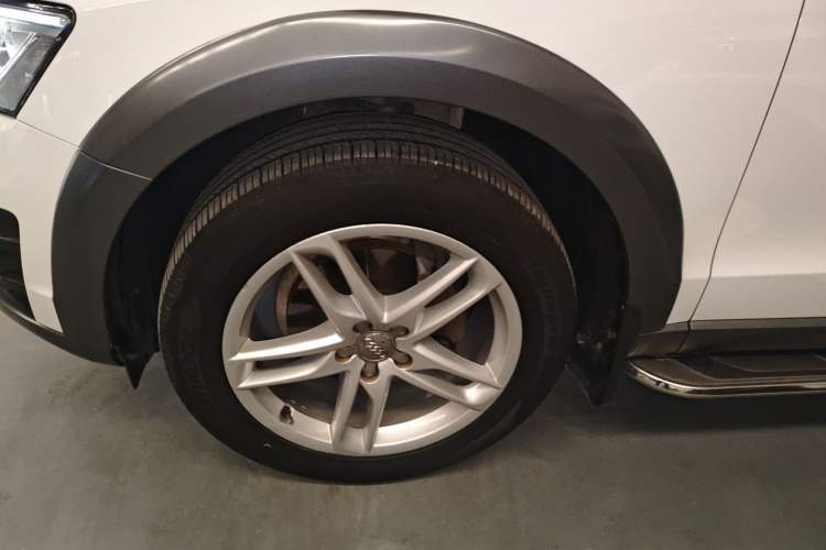 Used Audi Q5 2017 Plus 40 TFSI Comfort Model Left Front Wheel Hub