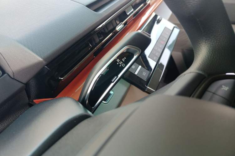 Used Farizon Super VAN 2025 Yucheng Action-Pak, Short-Axle 68kWh ZhiXin, 5-seater