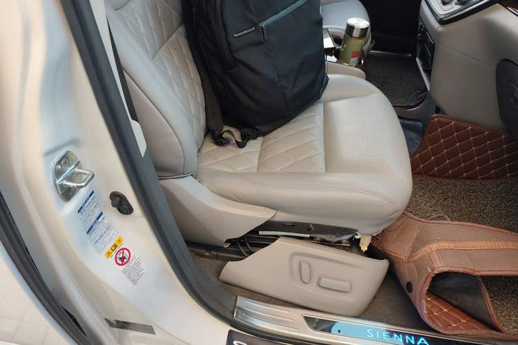 Used Toyota Sienna 2017 3.5L Four-Wheel Drive LE Trim 7 Seats – U.S. Specification
