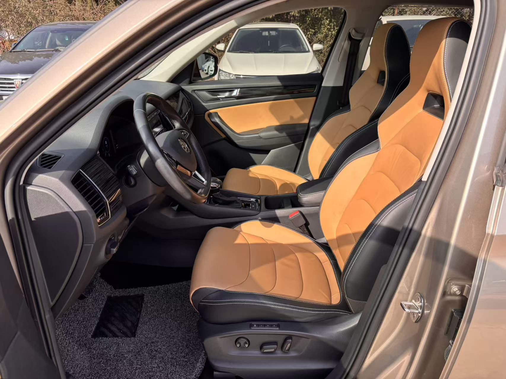 Переднее сиденье в автомобиле