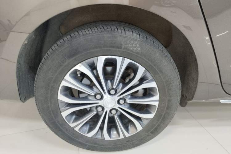 Used Buick GL8 2023 Facelifted Land Cruiser Executive Luxury Version
