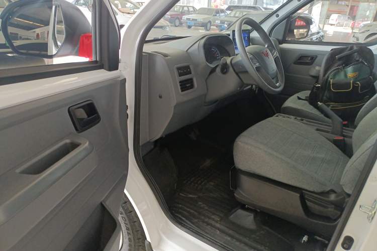 Used Wuling Yangguang 2024 300KM Comfort Version Passenger Van 75kW Driver Seat