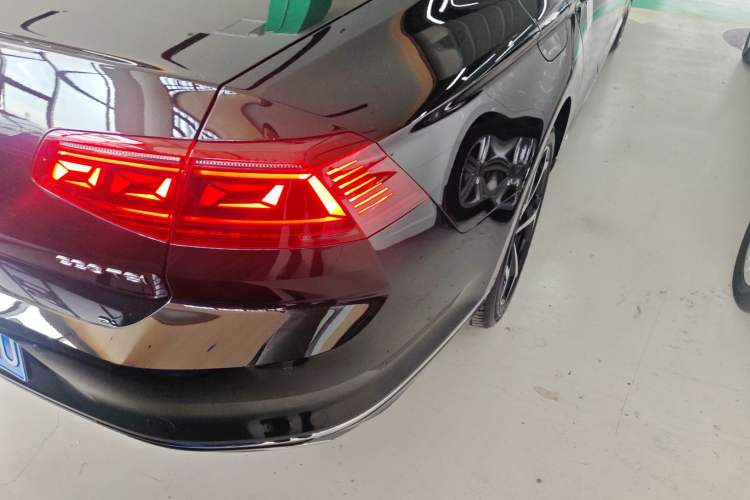 Used Volkswagen Magotan 2025 Revised Version 2 Zhongxiang Edition 330TSI DSG Luxury Trim Right Rear Taillight