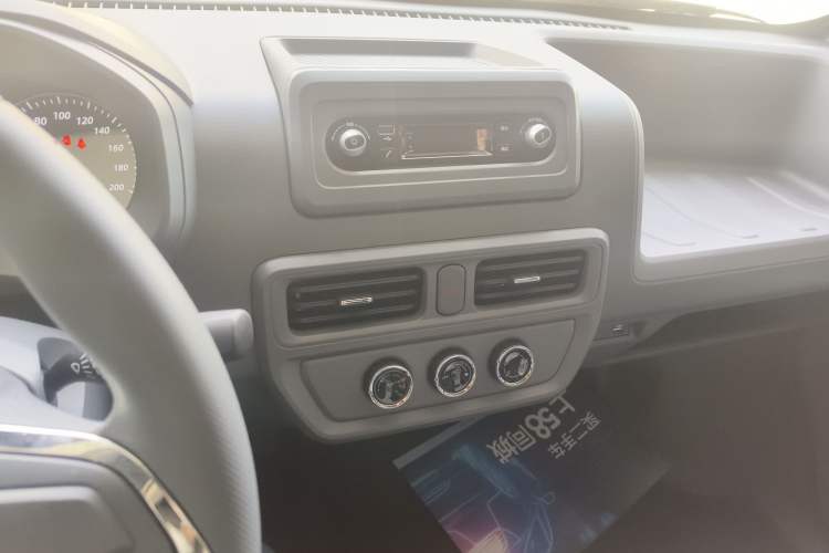 Used Wuling Yangguang 2025 Model 400km Bus Edition—Comfort Edition
