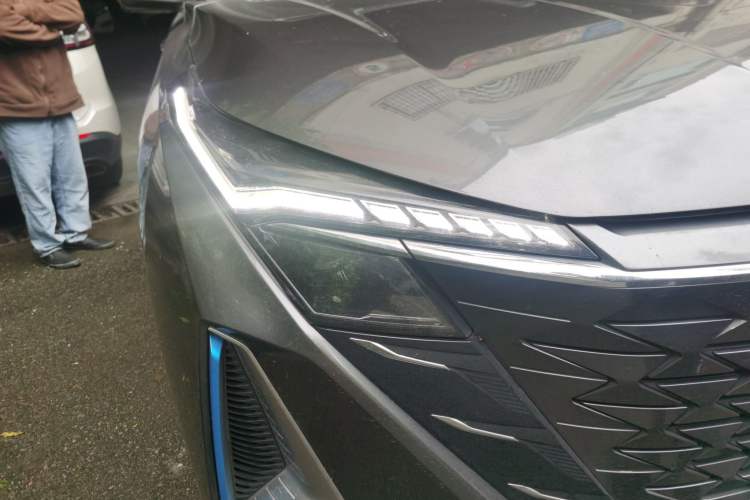 Used CHANGAN OSHAN Z6 New Energy 2023 ZhiDian iDD 150KM Flagship PLUS Smart Parking Edition Right Front Headlight