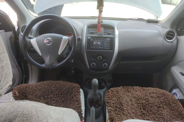 Used Nissan Sunny 2015 1.5XE Manual Comfort Edition Center Console