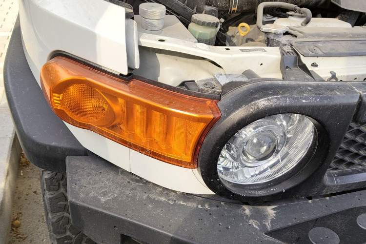 Used Toyota FJ Cruiser  Right Front Headlight