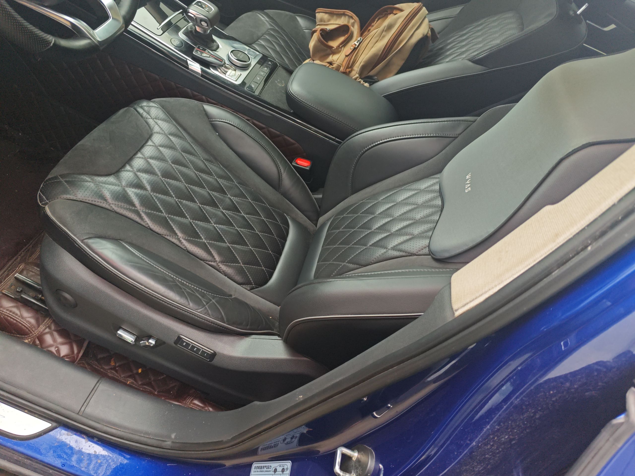 Переднее сиденье в автомобиле