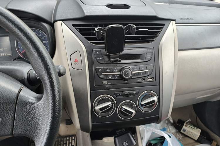 Used Venucia R50 2015 1.6L Manual Fashion Edition Audio And AC Panel