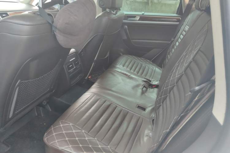 Used Volkswagen Touareg 2011 3.0 TSI High-End Version Left Rear Seat