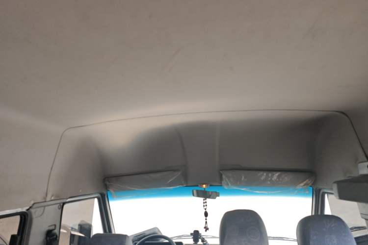 Used Iveco Daily 2022 2.5T A37 M1 Passenger Van 5-9 Seats Long Wheelbase Mid-Roof Design Dual Tires Side Sliding Doors
