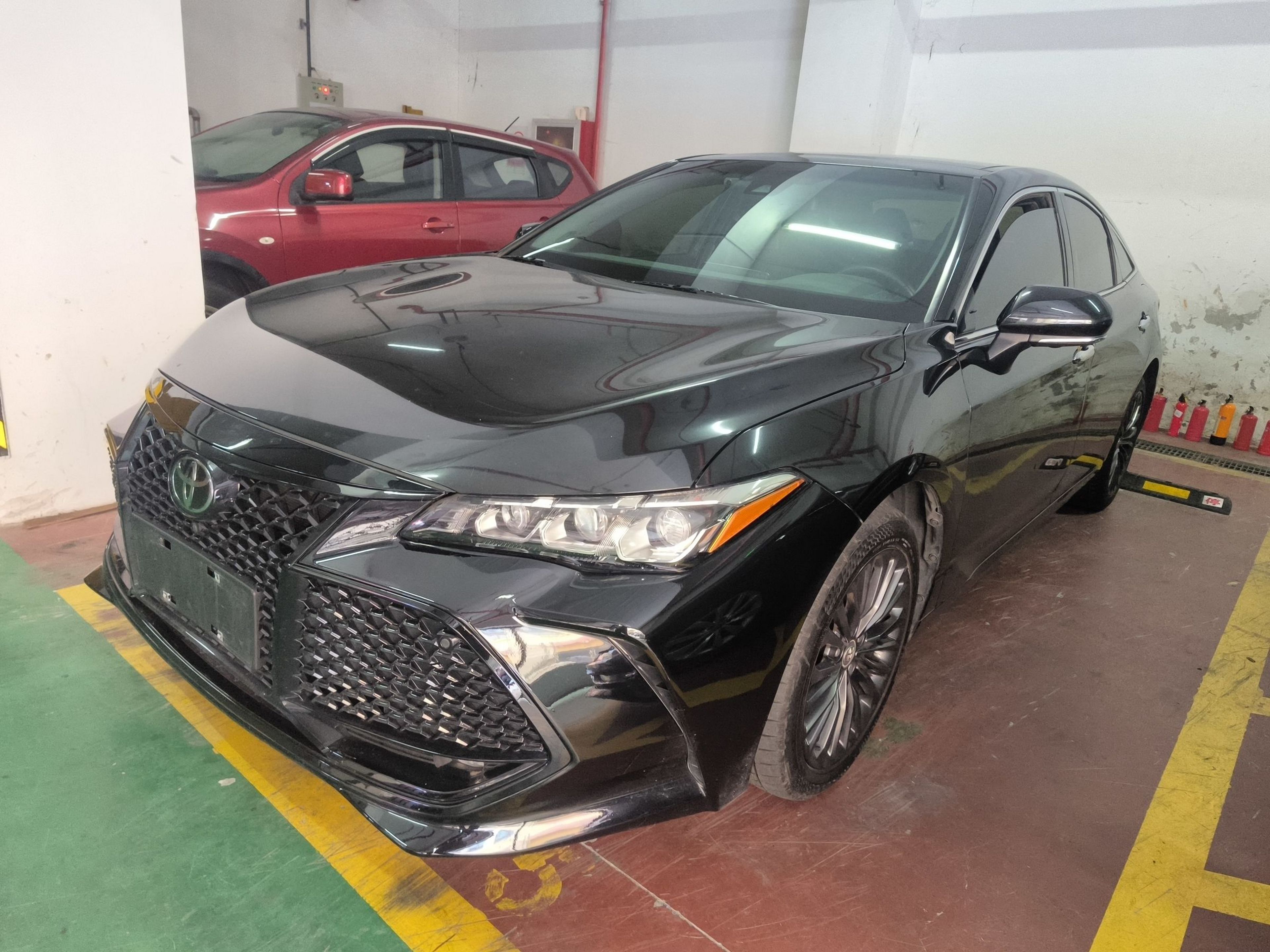 تحت مقدمة السيارة