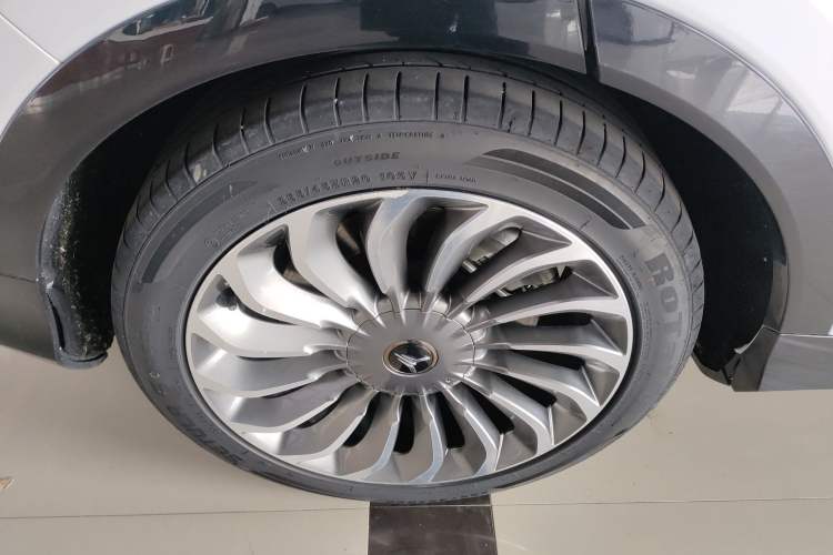 Used VOYAH FREE 2021 Four-Wheel Drive Standard Range-Extended Exclusive Luxury Package Right Rear Wheel Hub