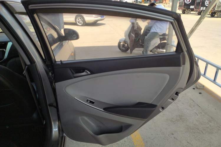 Used Hyundai Verna (older generation) 2014 1.4L Automatic Smart GLS Interior 6