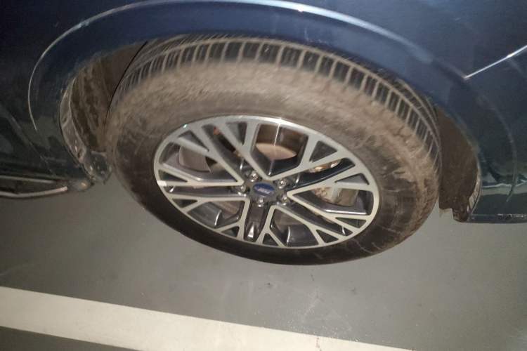 Used Ford Escape 2020 EcoBoost 245 Four-Wheel Drive Luxury Edition Right Front Wheel Hub