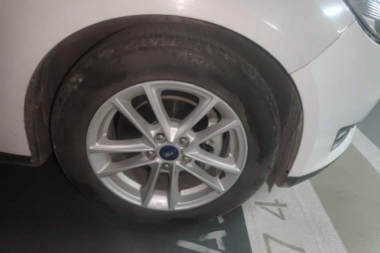 Used Ford Focus 2015 Sedan 1.6L Automatic Trend Model Right Front Wheel Hub