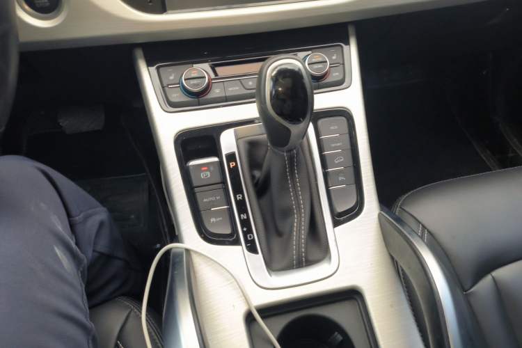 Used Geely Auto Emgrand X7 Sport 2018 1.8TD Automatic Two-Wheel Drive Smart Connect 4G Internet Edition
