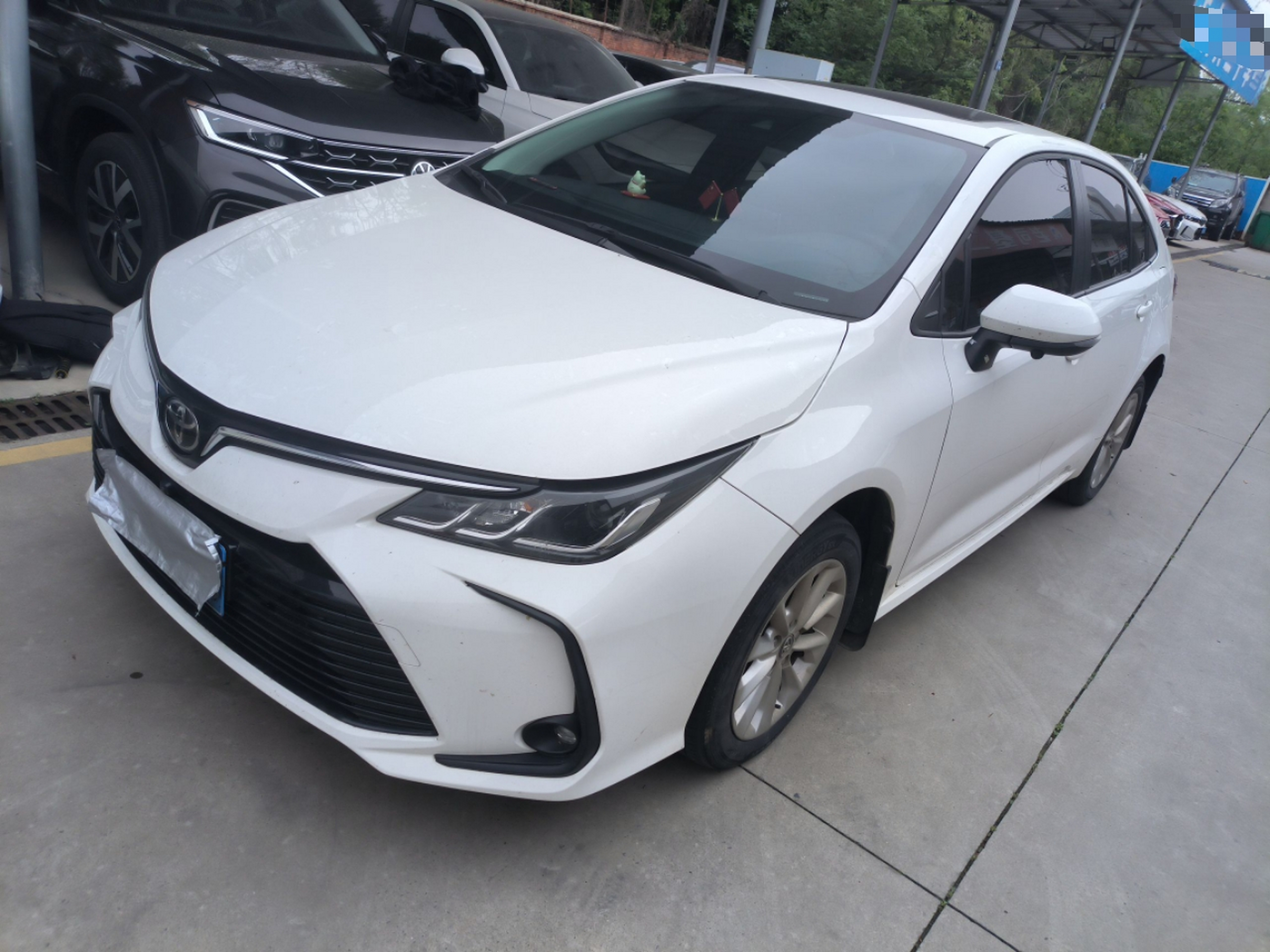 Под передней частью автомобиля