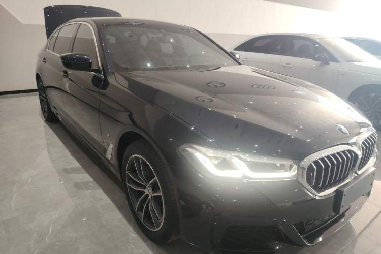 Used BMW 5 Series 2022 Second Facelift 525Li M Sport Package Front Right 45 Deg