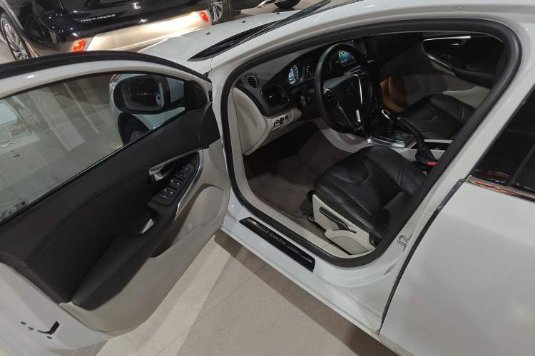 Used Volvo V40 2015 1.6T Zhiyi Edition