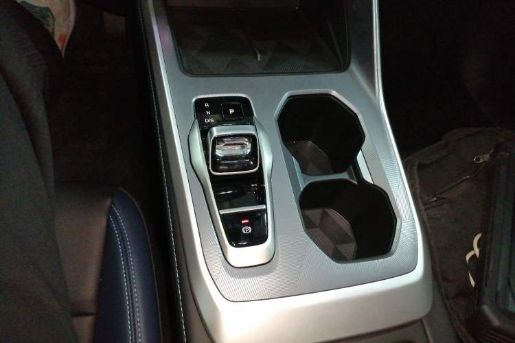 Used GAC Trumpchi GS3 2025 Shadow Speed 270T Enjoyment Edition Soaring to New Heights Gear Lever