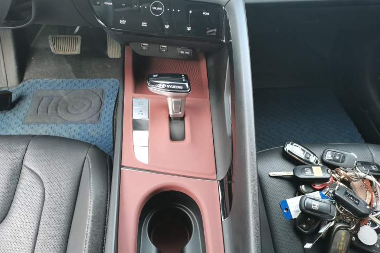 Used Hyundai Elantra 2022 1.5L CVT LUX Prestige Edition Gear Lever