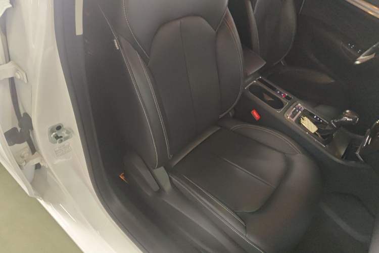 Used Roewe i6 2020 PLUS 1.6L CVT 4G Connected Glory Holographic Edition
