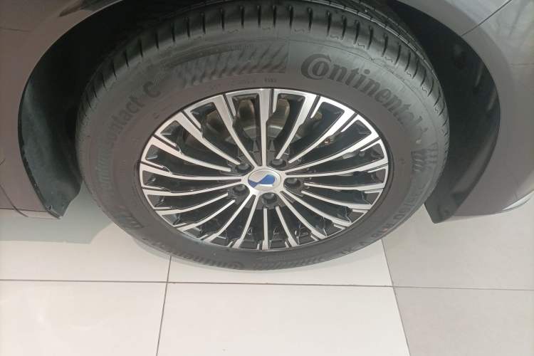 Used Denza D9 2024 DM-i 1050 Luxury Model Right Rear Wheel Hub