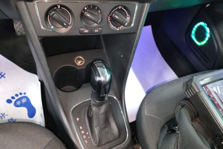 Used Volkswagen Polo 2014 1.4L Automatic Comfort Edition Gear Lever