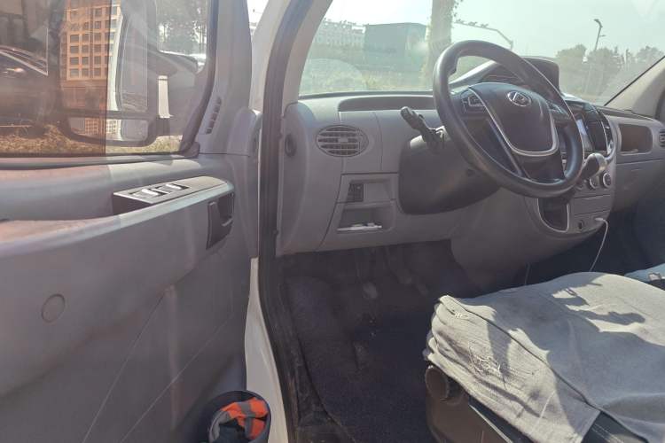 Used SAIC MAXUS Xintu V80 2019 2.5T Classic Version 6-Speed Manual – Aoyuntong Modified Long Wheelbase Mid-Height 7-Seater
