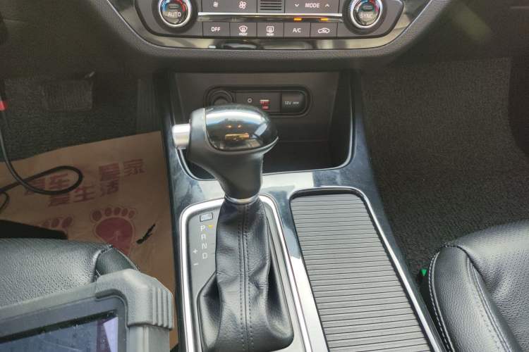 Used Kia K4 2014 1.8L Automatic DLX Gear Lever