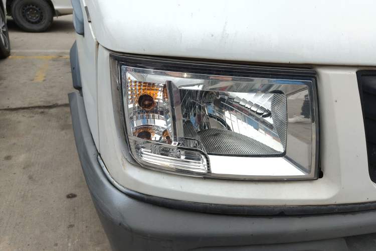 Used Iveco Daily 2020 2.8T V35 Box Truck with Dual Tires Low Roof 3 Seats China VI Emission Standard