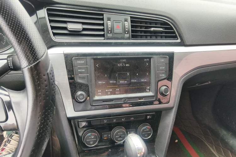 Used Volkswagen Lamando 2017 280TSI DSG Comfort Edition Audio And AC Panel