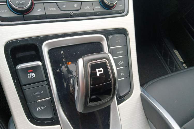 Used Geely Auto Emgrand X7 Sport 2020 1.8TD DCT Two-Wheel Drive Smart Connect 4G-Enabled Version Gear Lever