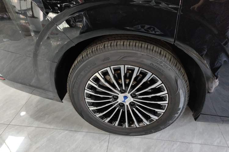 Used Denza D9 2022 DM-i 1040 Prestige Model
