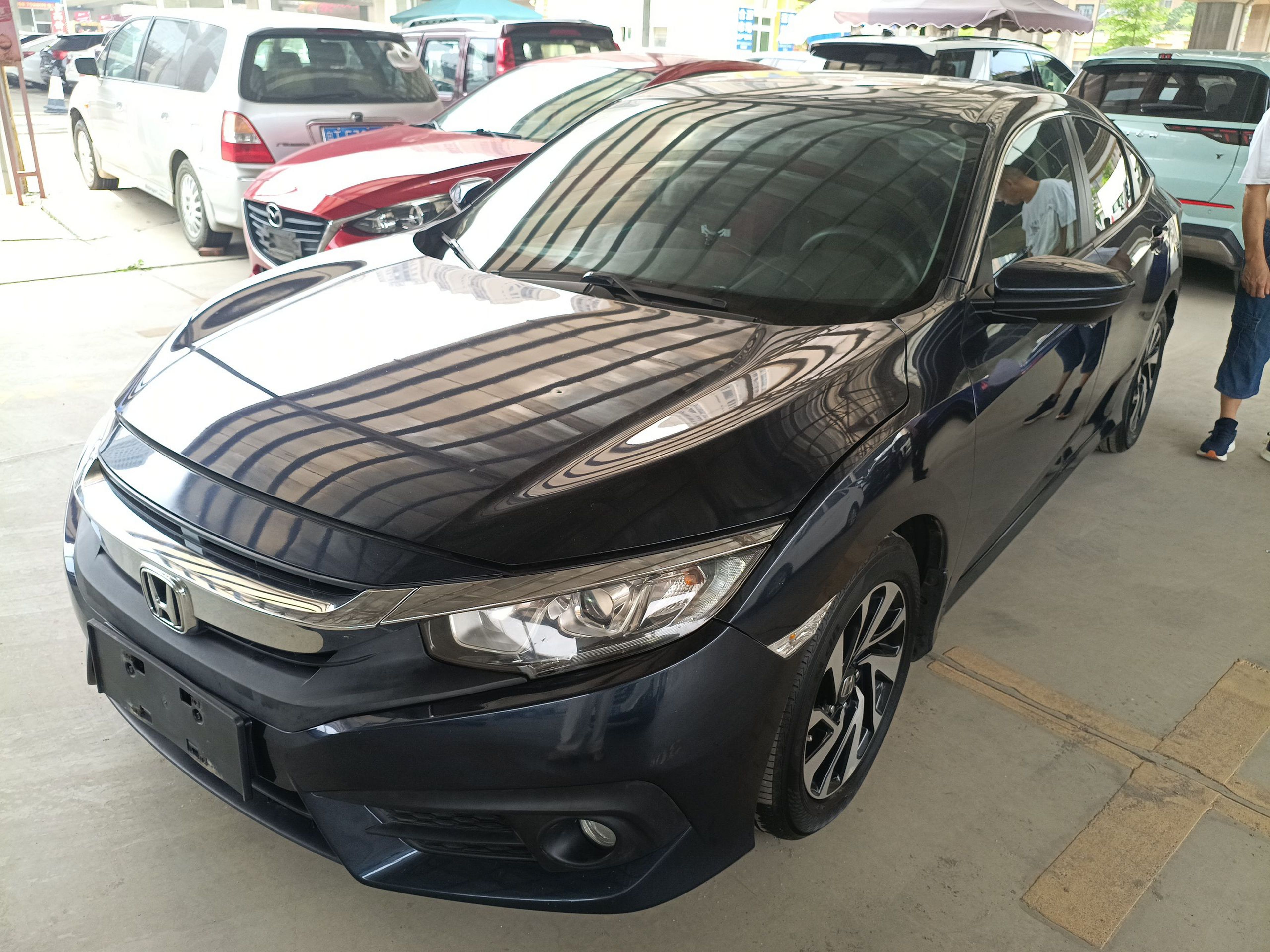 Под передней частью автомобиля