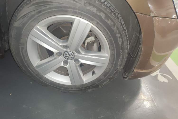 Used Volkswagen Lamando 2015 230TSI Manual Trend Edition Right Front Wheel Hub