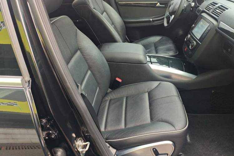 Used Mercedes-Benz R-Class 2017 R 320 4MATIC Business Edition Prestige Model Right Front Seat