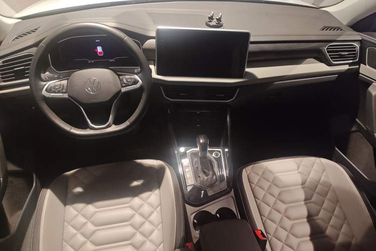 Used Volkswagen Tayron 2023 300TSI Two-Wheel-Drive Luxury Plus Advanced Edition Center Console