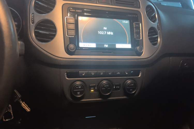 Used Volkswagen Tiguan 2013 1.8TSI Automatic Two-Wheel Drive Luxury Model Audio And AC Panel